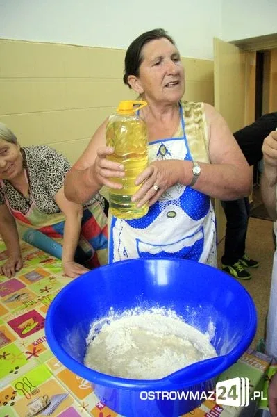 Niepełnosprawni lepili pierogi (zdjęcia)