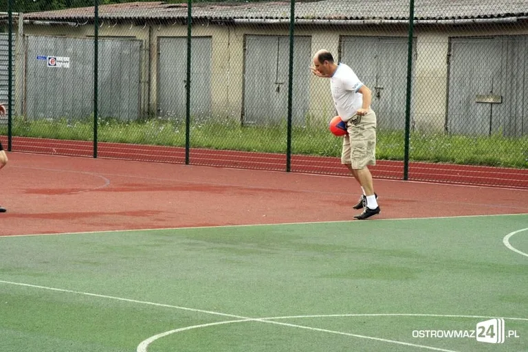 Mali i duzi biegali za piłką (zdjęcia)