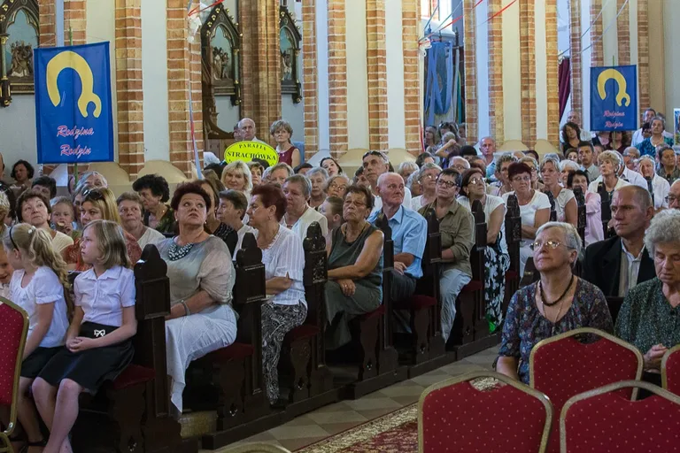Uroczyste poświęcenie witraży w Zuzeli (zdjęcia)