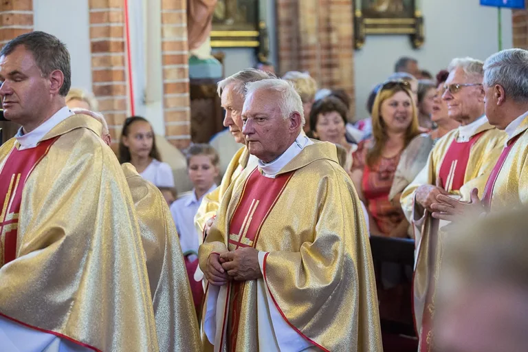 Uroczyste poświęcenie witraży w Zuzeli (zdjęcia)