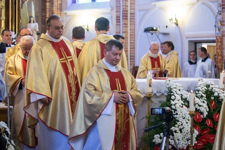 Uroczyste poświęcenie witraży w Zuzeli (zdjęcia)
