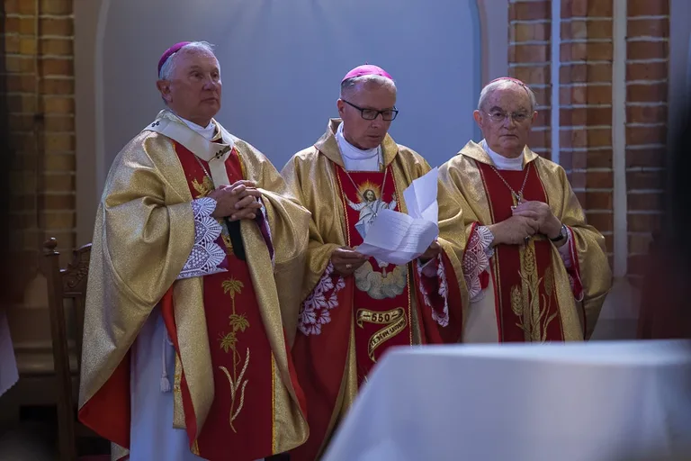 Uroczyste poświęcenie witraży w Zuzeli (zdjęcia)
