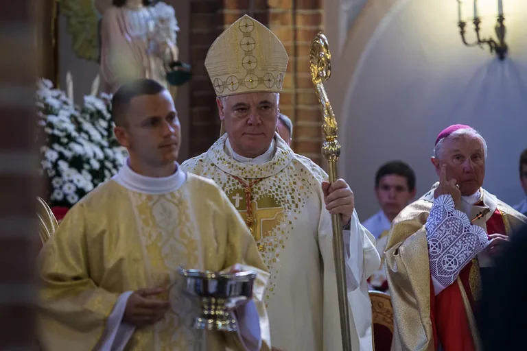 Uroczyste poświęcenie witraży w Zuzeli (zdjęcia)