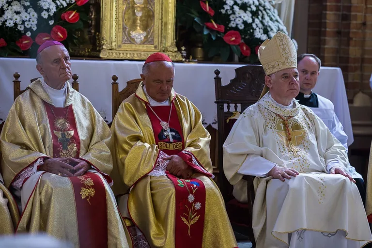 Uroczyste poświęcenie witraży w Zuzeli (zdjęcia)