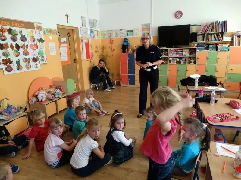Policjanci z wizytą w szkole w Jelonkach (zdjęcia)