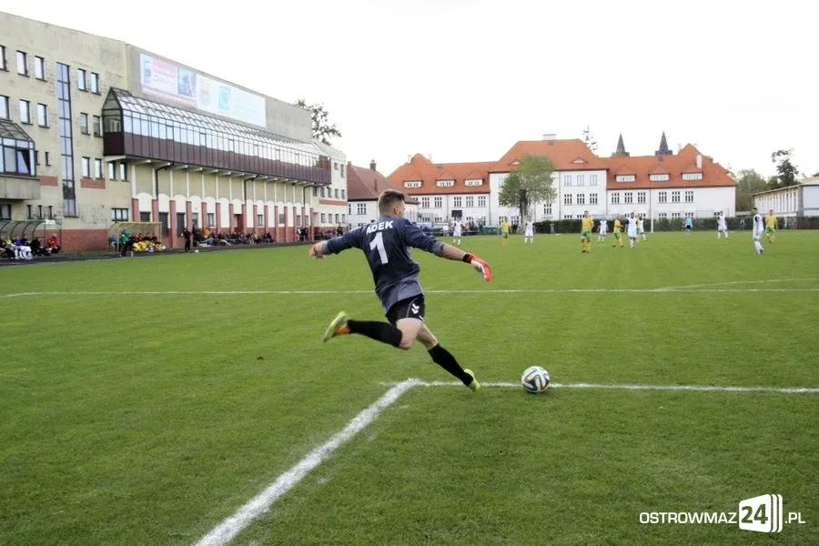 Sędzia główny gwiazdą meczu KS Ostrovia (zdjęcia, wideo)