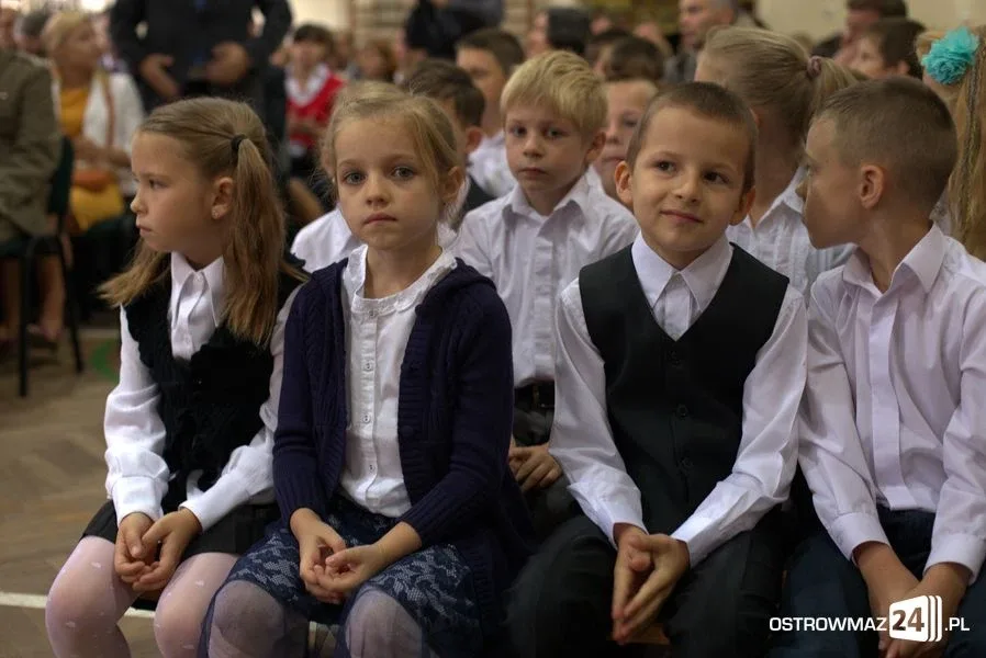 Rozpoczęcie roku szkolnego w ostrowskich szkołach (zdjęcia)