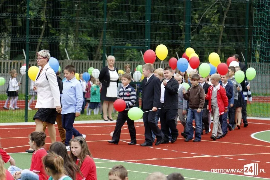 Rozpoczęcie roku szkolnego w ostrowskich szkołach (zdjęcia)