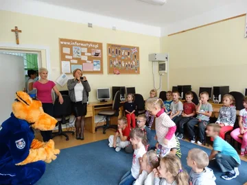 Lisek wręczył dzieciom kamizelki odblaskowe