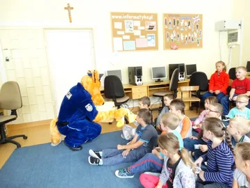 Lisek wręczył dzieciom kamizelki odblaskowe