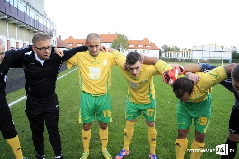 Sędzia główny gwiazdą meczu KS Ostrovia (zdjęcia, wideo)