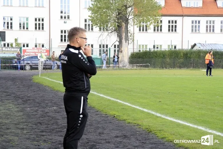 Sędzia główny gwiazdą meczu KS Ostrovia (zdjęcia, wideo)