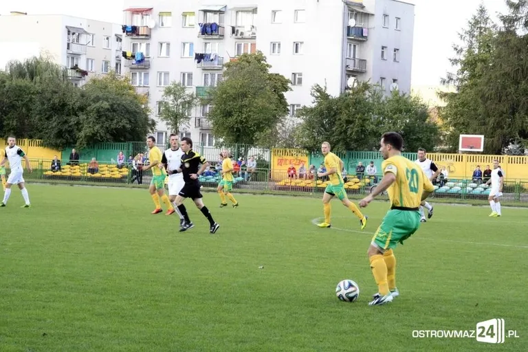 Sędzia główny gwiazdą meczu KS Ostrovia (zdjęcia, wideo)