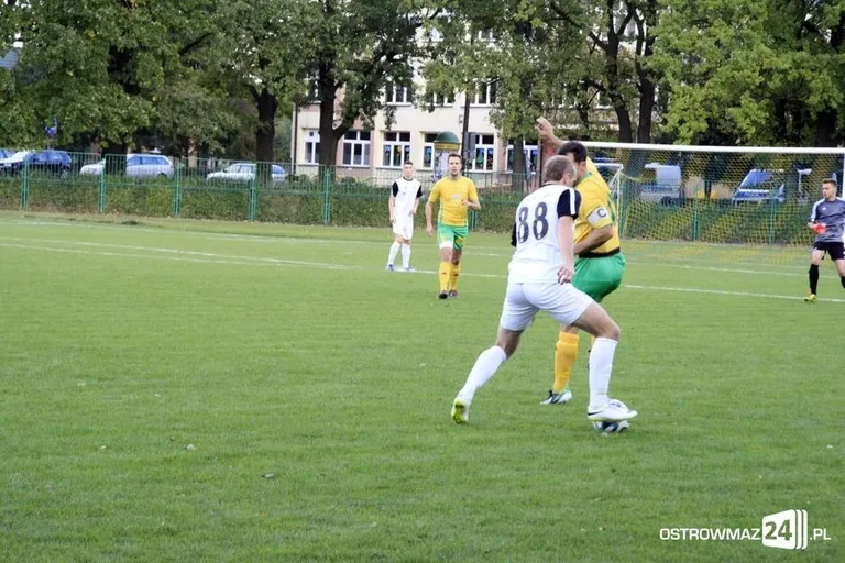 Sędzia główny gwiazdą meczu KS Ostrovia (zdjęcia, wideo)