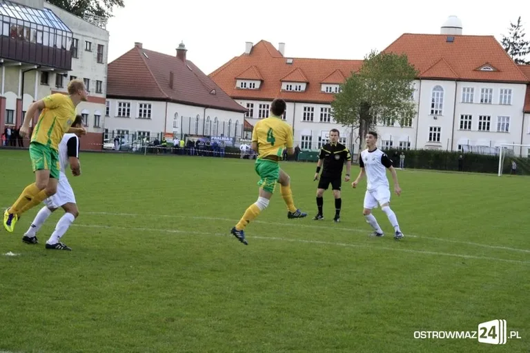 Sędzia główny gwiazdą meczu KS Ostrovia (zdjęcia, wideo)