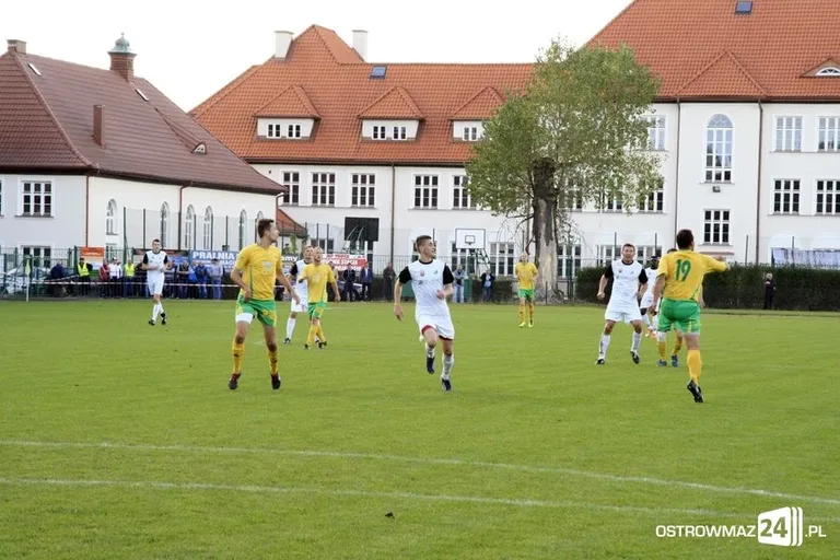 Sędzia główny gwiazdą meczu KS Ostrovia (zdjęcia, wideo)