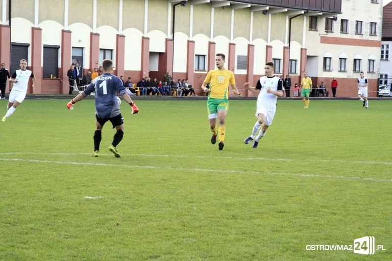 Sędzia główny gwiazdą meczu KS Ostrovia (zdjęcia, wideo)