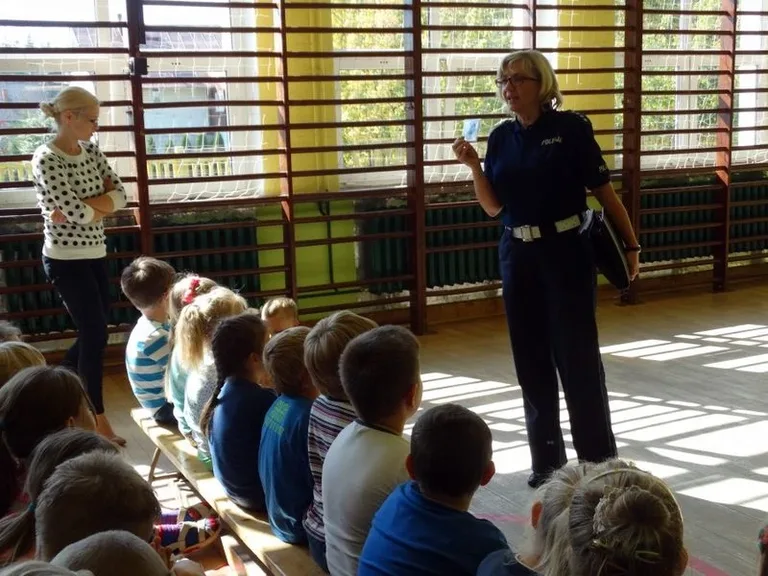 Policjanci z wizytą w szkole w Jelonkach (zdjęcia)