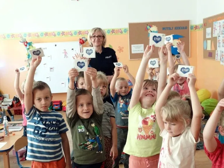 Policjanci z wizytą w szkole w Jelonkach (zdjęcia)