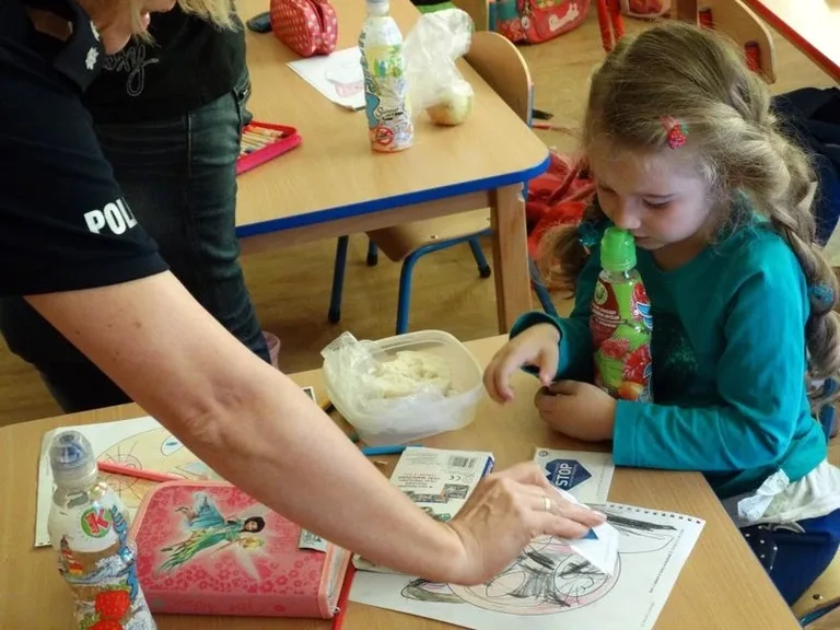 Policjanci z wizytą w szkole w Jelonkach (zdjęcia)