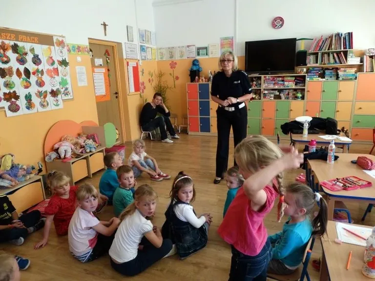 Policjanci z wizytą w szkole w Jelonkach (zdjęcia)