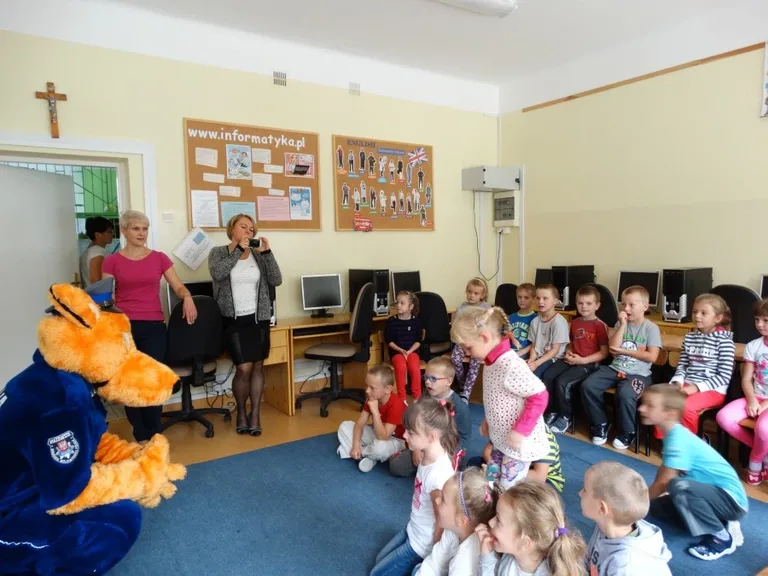 Lisek wręczył dzieciom kamizelki odblaskowe