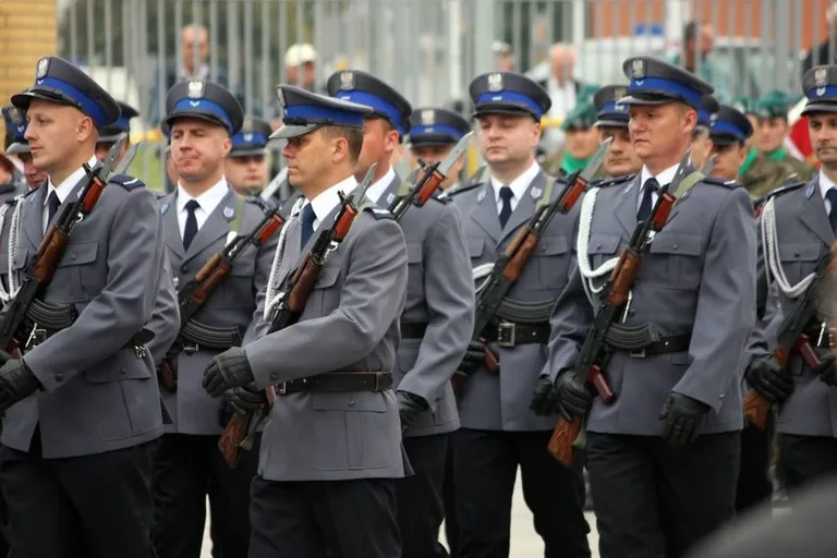 Ostrowscy policjanci odznaczeni (zdjęcia, wideo)