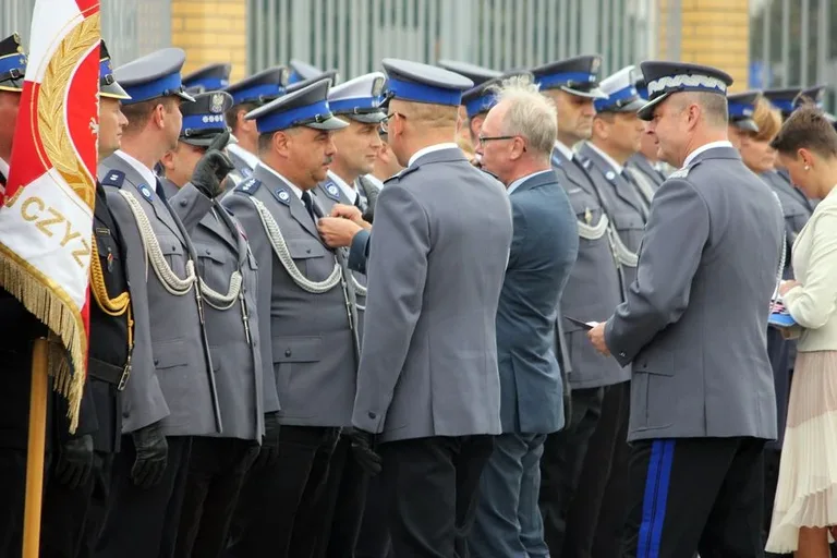 Ostrowscy policjanci odznaczeni (zdjęcia, wideo)