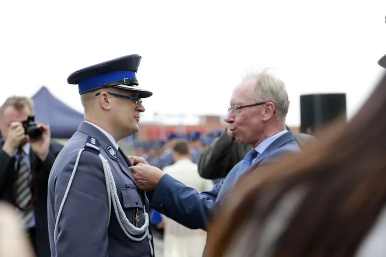 Ostrowscy policjanci odznaczeni (zdjęcia, wideo)