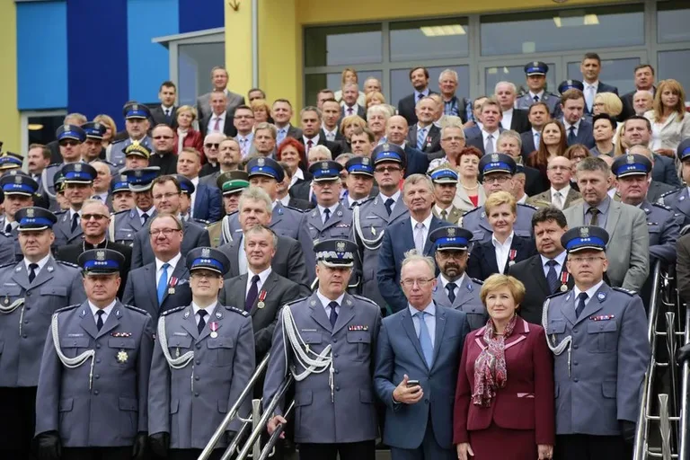 Ostrowscy policjanci odznaczeni (zdjęcia, wideo)