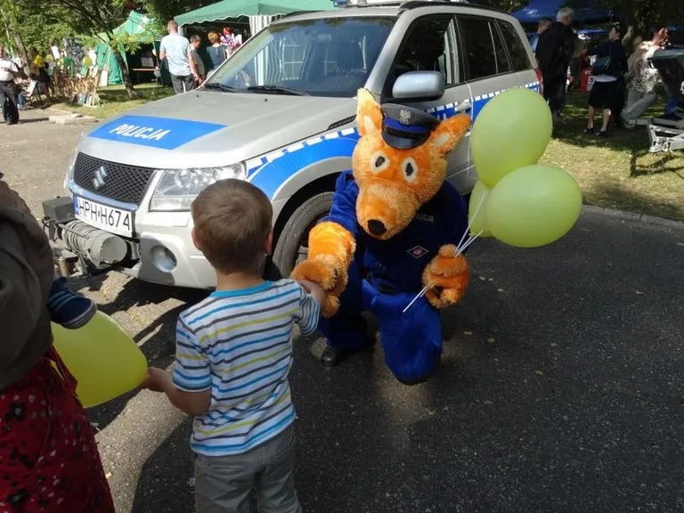 Policja na dożynkach w Komorowie (zdjęcia)