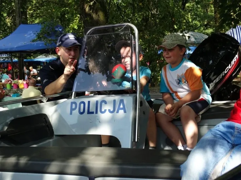 Policja na dożynkach w Komorowie (zdjęcia)