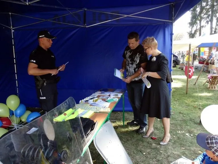 Policja na dożynkach w Komorowie (zdjęcia)
