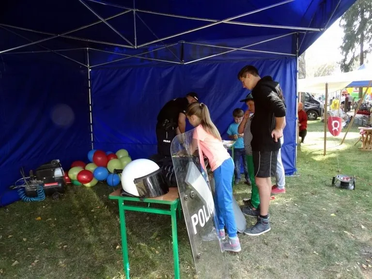 Policja na dożynkach w Komorowie (zdjęcia)