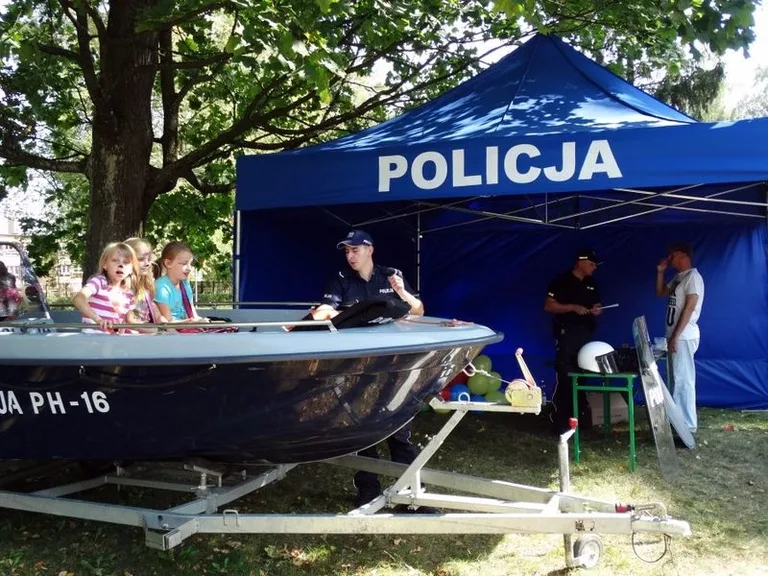 Policja na dożynkach w Komorowie (zdjęcia)