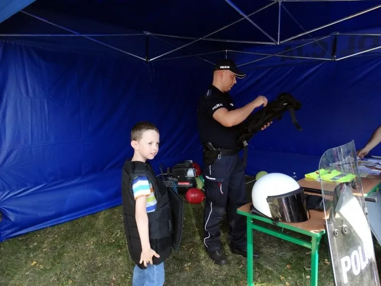 Policja na dożynkach w Komorowie (zdjęcia)