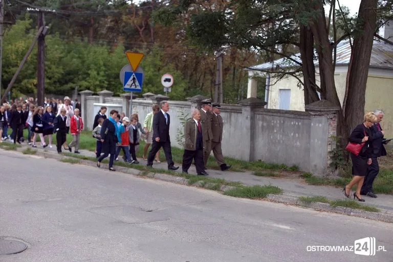 Rozpoczęcie roku szkolnego w ostrowskich szkołach (zdjęcia)
