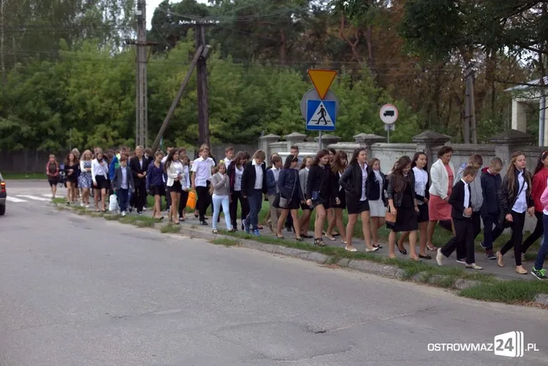 Rozpoczęcie roku szkolnego w ostrowskich szkołach (zdjęcia)