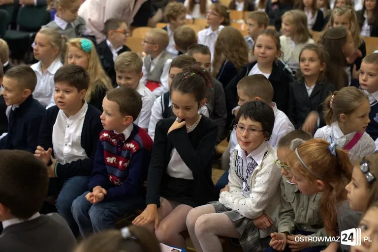 Rozpoczęcie roku szkolnego w ostrowskich szkołach (zdjęcia)