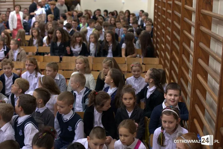 Rozpoczęcie roku szkolnego w ostrowskich szkołach (zdjęcia)