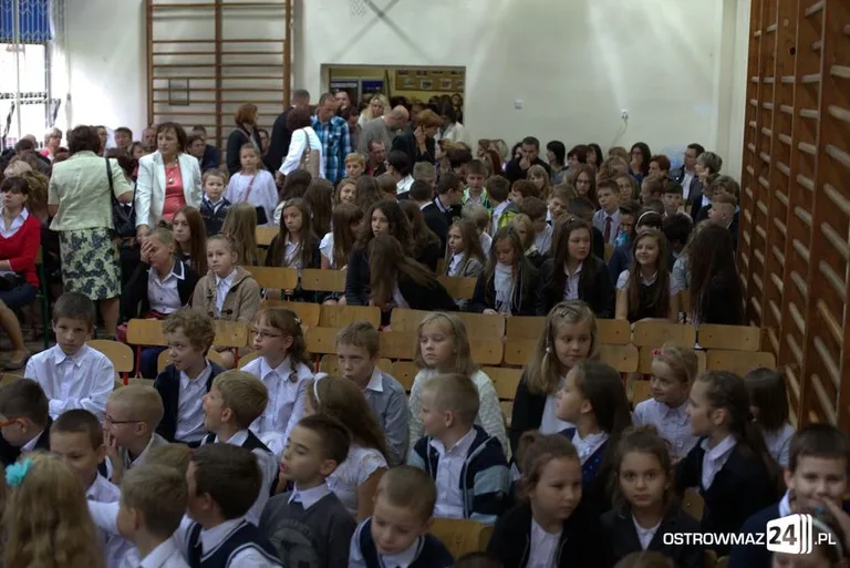 Rozpoczęcie roku szkolnego w ostrowskich szkołach (zdjęcia)