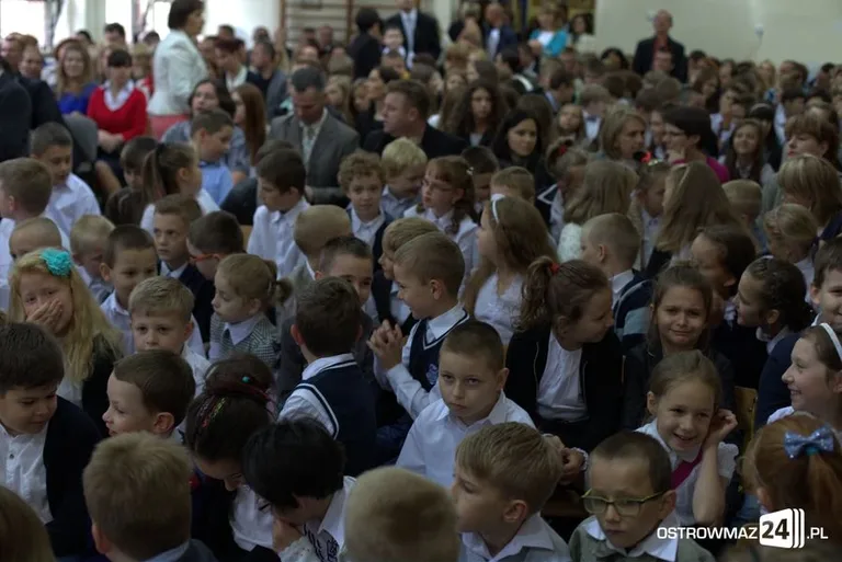 Rozpoczęcie roku szkolnego w ostrowskich szkołach (zdjęcia)