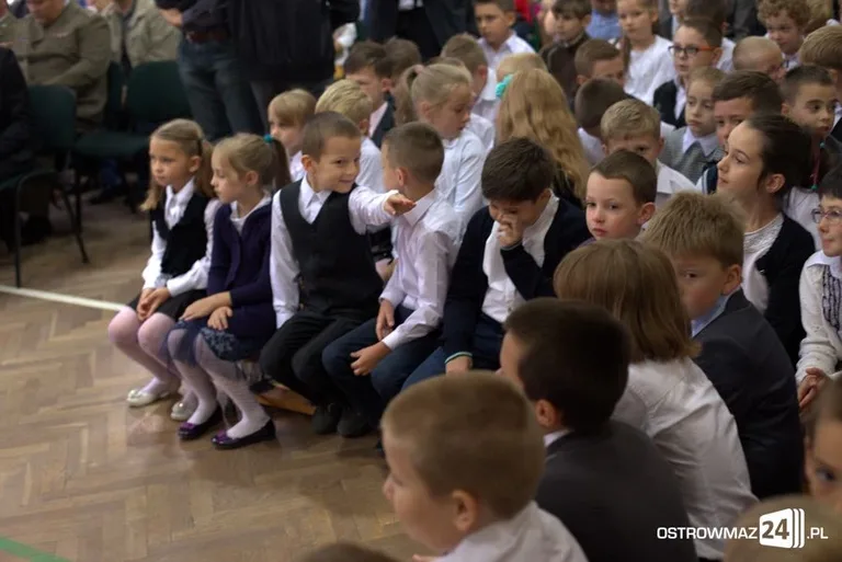 Rozpoczęcie roku szkolnego w ostrowskich szkołach (zdjęcia)