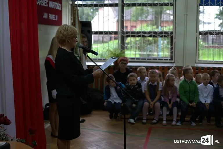 Rozpoczęcie roku szkolnego w ostrowskich szkołach (zdjęcia)