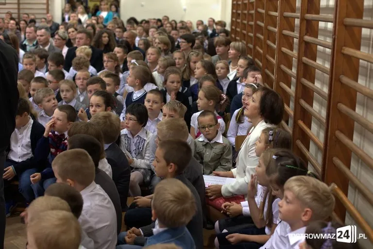 Rozpoczęcie roku szkolnego w ostrowskich szkołach (zdjęcia)