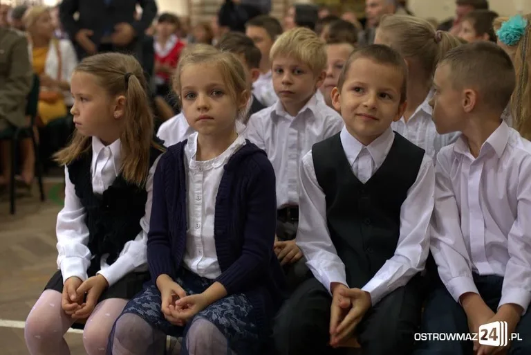 Rozpoczęcie roku szkolnego w ostrowskich szkołach (zdjęcia)