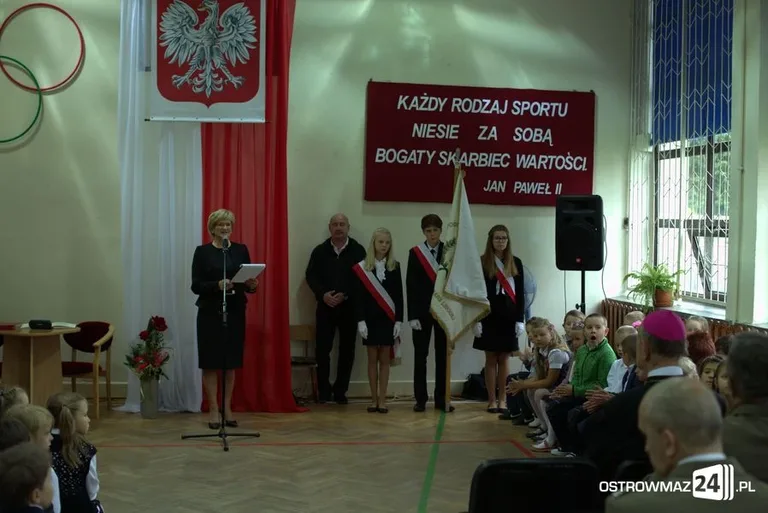 Rozpoczęcie roku szkolnego w ostrowskich szkołach (zdjęcia)