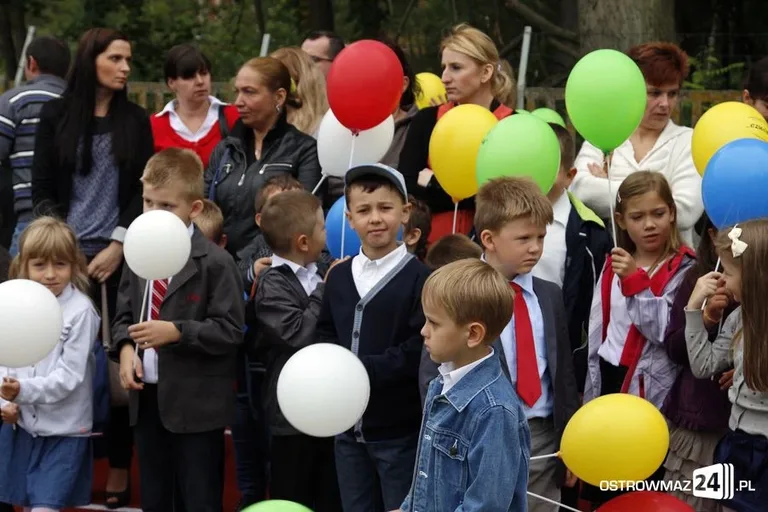 Rozpoczęcie roku szkolnego w ostrowskich szkołach (zdjęcia)