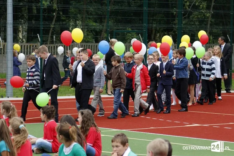Rozpoczęcie roku szkolnego w ostrowskich szkołach (zdjęcia)