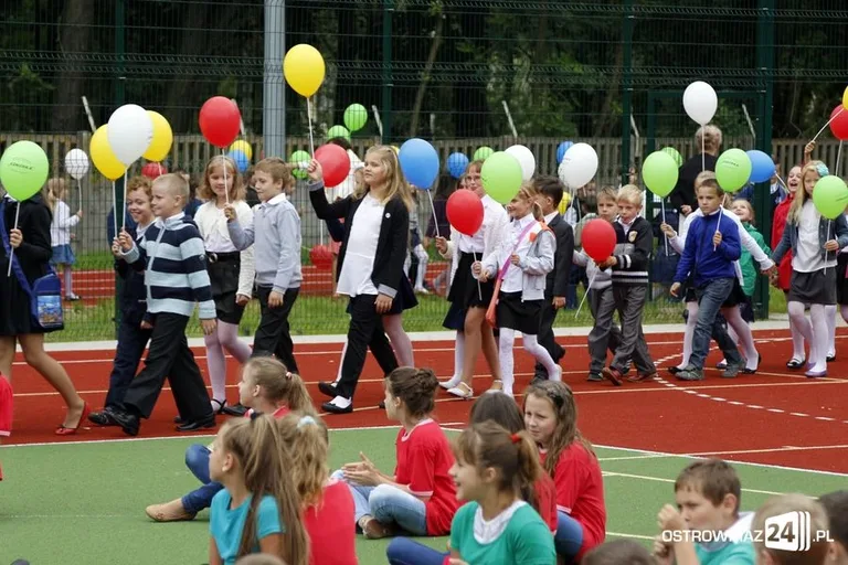 Rozpoczęcie roku szkolnego w ostrowskich szkołach (zdjęcia)